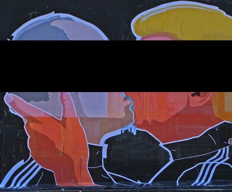 В Вильнюсе замазали граффити, изображающее поцелуй Путина с Трампом