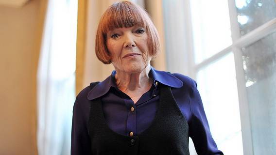 В возрасте 93-х лет умерла Мэри Куант, создавшая мини-юбку и «раскрасившая» моду 1960 годов В возрасте 93-х лет умерла Мэри Куант, создавшая мини-юбку и «раскрасившая» моду 1960 годов