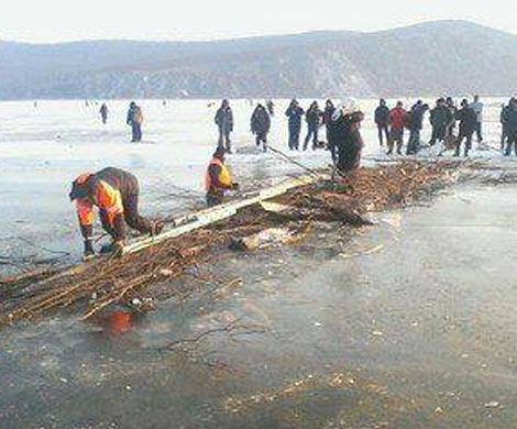 В Хабаровском крае спасатели сняли со льдины более 140 рыбаков