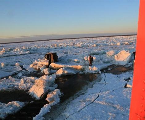 В Якутии спасли экипаж перевернувшегося в ледоход катера