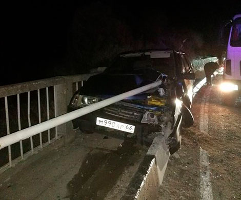 В Ялте при ДТП ограждение моста проткнуло автомобиль