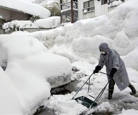 В Японии тысячи семей заблокированы в своих домах снежными завалами