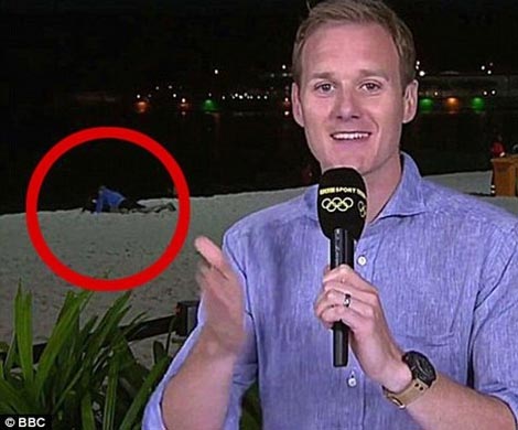 В эфире канала ВВС из Рио на заднем фоне кто-то занимался сексом