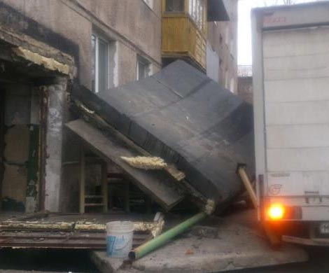 В Южно-Сахалинске грузовик снес крыльцо подъезда