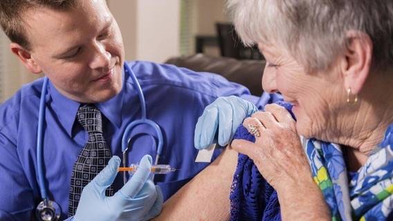 Вакцинация для пожилых: меры предосторожности