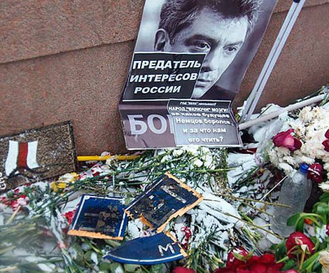 Вандалы разгромили мемориал на месте убийства Бориса Немцова