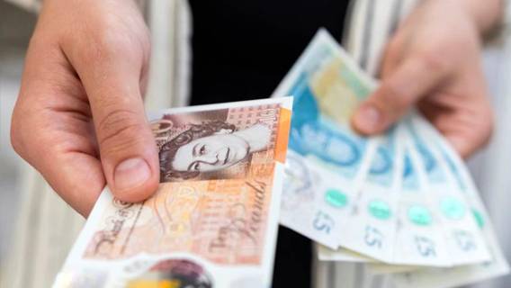 Великобритания может столкнуться с дефицитом бюджета в £50 млрд Великобритания может столкнуться с дефицитом бюджета в £50 млрд