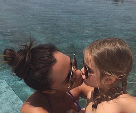 Викторию Бекхэм раскритиковали за поцелуй с дочерью в губы