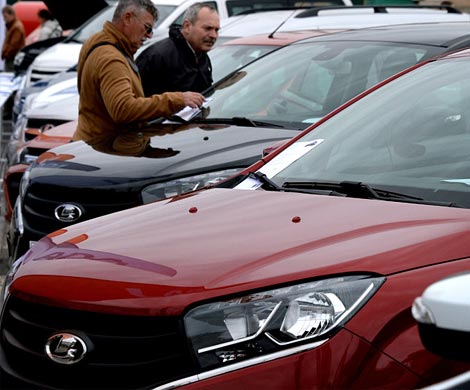Власти нашли способ увеличить продажи отечественных автомобилей Власти нашли способ увеличить продажи отечественных автомобилей