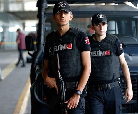 Власти Турции проводят масштабные чистки чиновников и полицейских