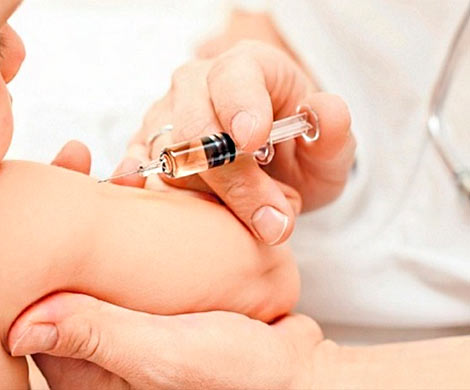 Во Франции 11 прививок от разных вирусов сделали обязательными