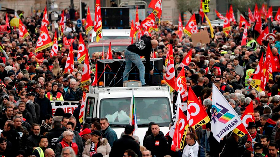 Во Франции 121 тыс. человек вышли на протесты против пенсионной реформы Во Франции 121 тыс. человек вышли на протесты против пенсионной реформы