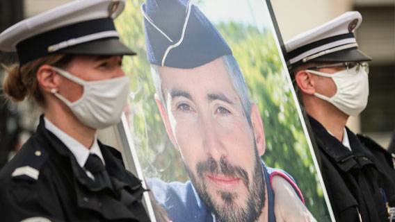 Во Франции почтили память погибшего в Авиньоне полицейского