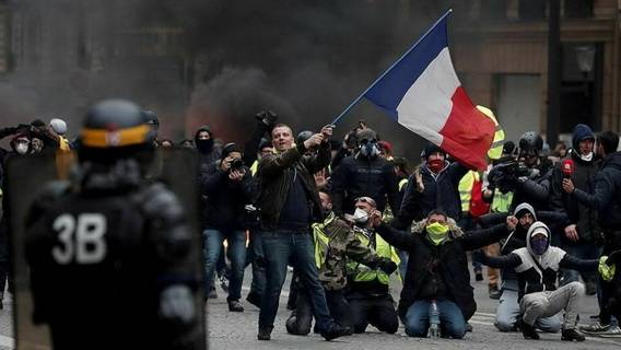 Во Франции снова прошли демонстрации и забастовки против повышения пенсионного возраста