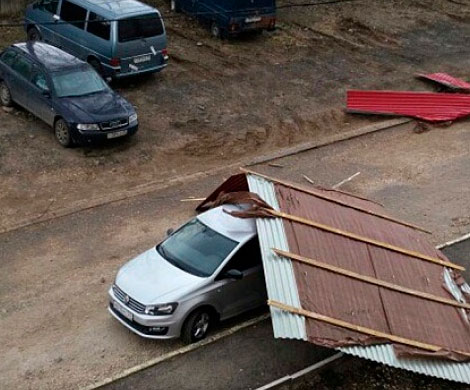 Во Владимире ветер сорвал с многоэтажки крышу и обрушил на автомобиль