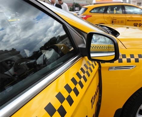 Во время грозы в Москве рекламный щит упал на такси