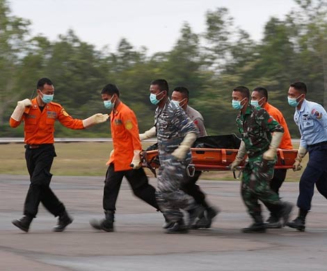 Водолазы обнаружили тела еще пяти пассажиров самолета AirAsia