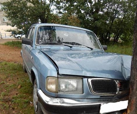 «Волга» без водителя сбила подростка и врезалась в дерево в Чите