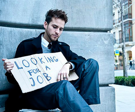 Впервые за два года безработица в Испании упала ниже 25%