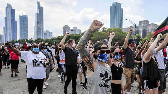 Вспышки насилия произошли во время протестов в Чикаго и Портленде