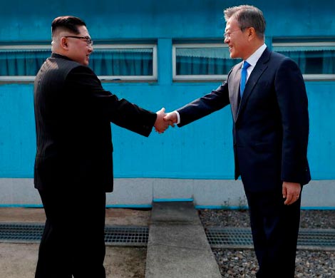 Встреча корейских лидеров: рукопожатие, взволновавшее мир
