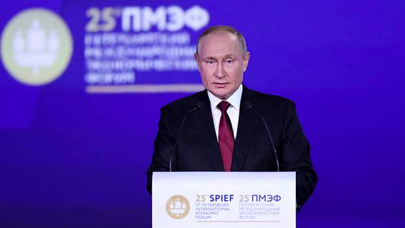 Выступление Путина на ПМЭФ началось с задержки из-за DDOS-атак, но от этого не потеряло свою значимость