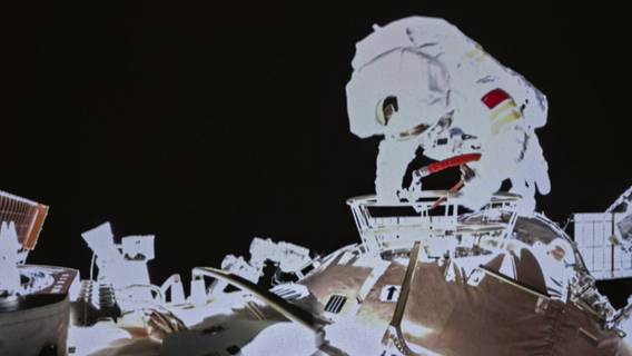 Экипаж китайского корабля «Шэньчжоу-13» совершил первый выход в открытый космос Экипаж китайского корабля «Шэньчжоу-13» совершил первый выход в открытый космос
