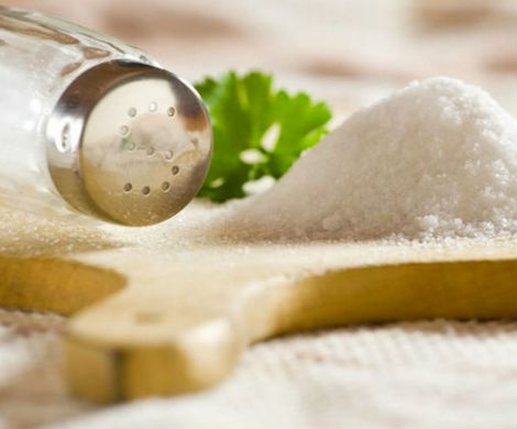 Эксперты доказали тесную связь между употреблением соли и ожирением