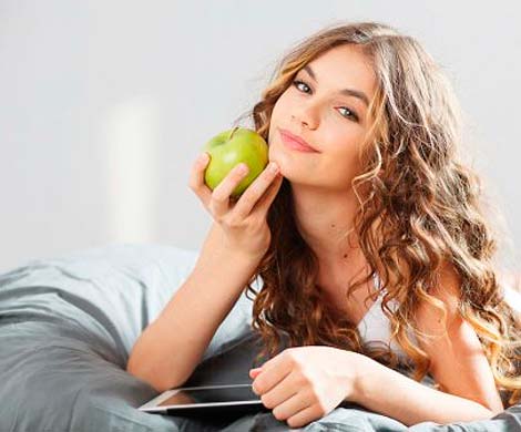 Эксперты советуют женщинам употреблять яблоки каждый день