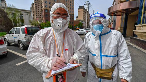 Эксперты утверждают, что китайские данные о смертности от коронавируса не отражают реальные последствия пандемии