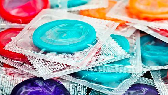 Эмманюэль Макрон объявил о бесплатных презервативах для 18-25-летних