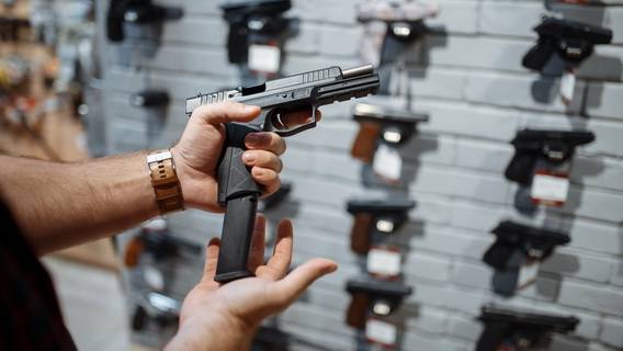 Законы об оружии в Нью-Йорке привели к путанице на фоне переоценки регулирования этой сферы