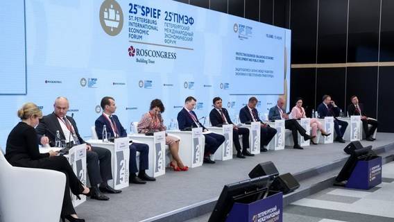 Западные санкции не помешали работе ПМЭФ Западные санкции не помешали работе ПМЭФ