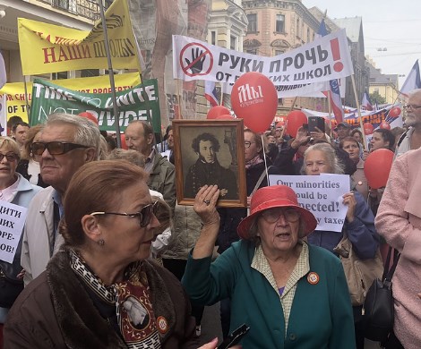 Запрет русского языка в Латвии дал сбой: Рига вышла на многотысячный митинг
