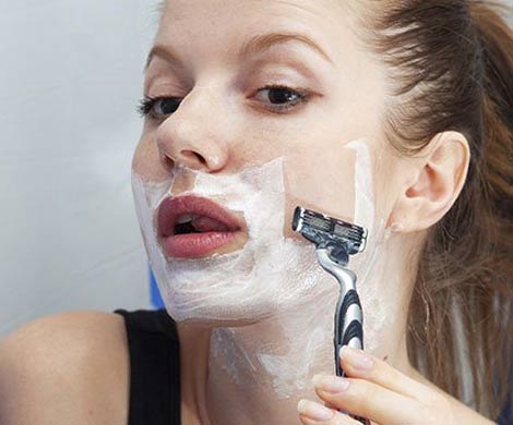 Женщины бреют лица, чтобы избавиться от морщин