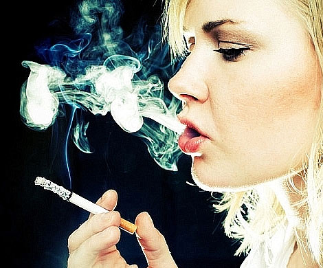 Женщины начинают курить после родов из-за стресса