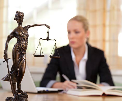 Женщины-юристы в США получают меньше, а работают больше мужчин