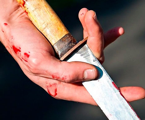 Житель Курска на остановке ранил ножом двух 16-летних парней
