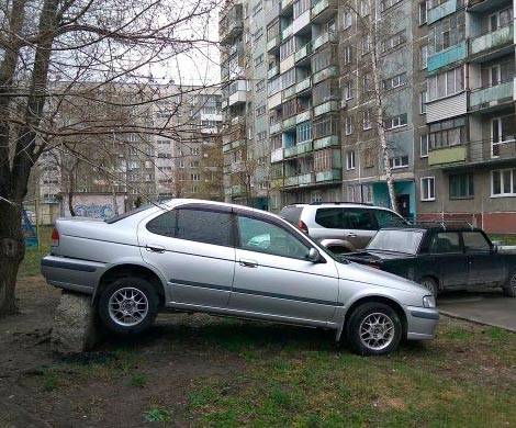 Жителей Новосибирска рассмешил мастер парковки во дворе одного из домов