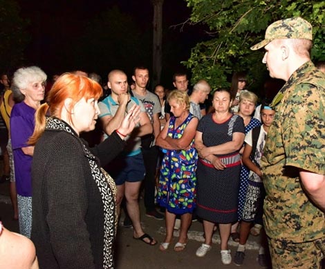 Жители города в Донбассе пытались блокировать технику ВСУ Жители города в Донбассе пытались блокировать технику ВСУ