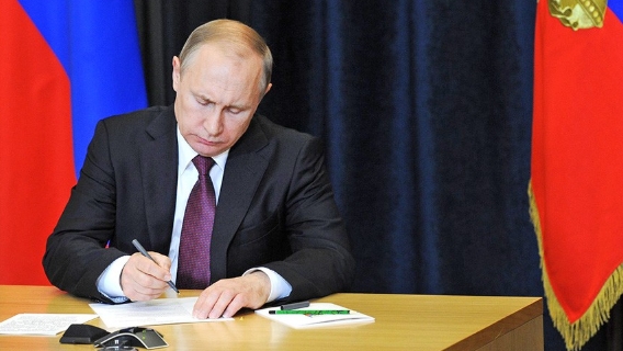 Жизнь россиян изменится снова: Путин перед 2020 годом подписал целую пачку законов Жизнь россиян изменится снова: Путин перед 2020 годом подписал целую пачку законов