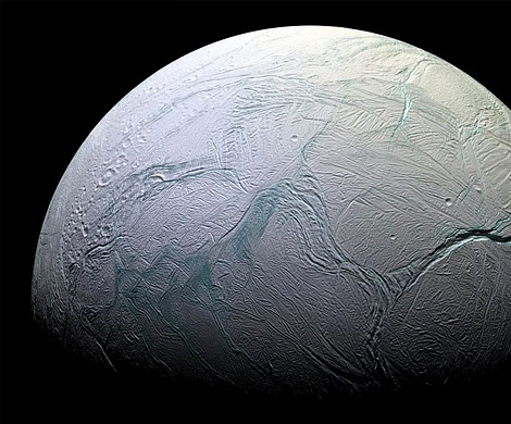 Зонд "Кассини" передал снимки со спутника Сатурна Энцелада