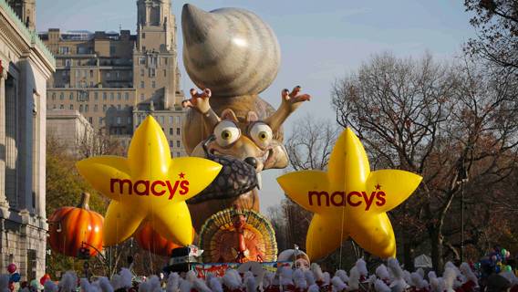 «Звездами» парада в честь Дня благодарения в Нью-Йорке стали летающие надувные фигуры в виде мультперсонажей